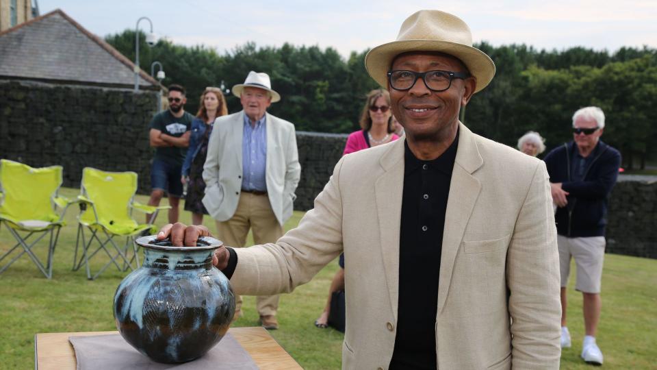 Ronnie Archer Morgan admires a ceramic pot by Nigerian craftswoman Ladi Kwali on Antiques Roadshow