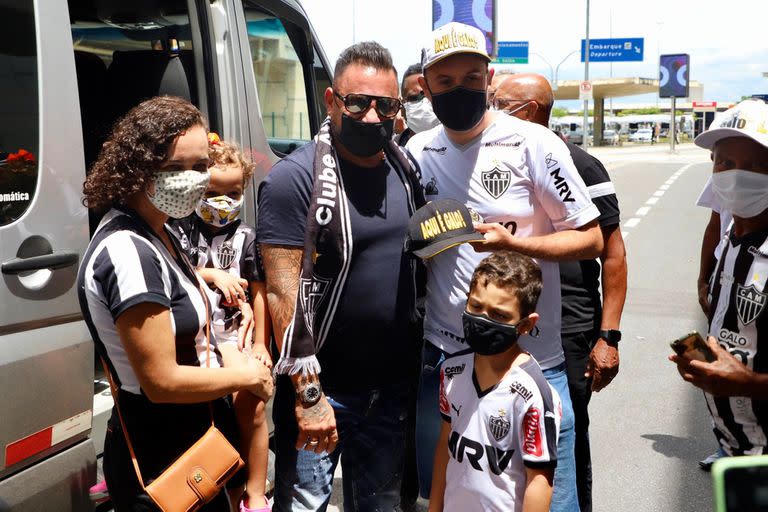 Antonio Mohamed en Belo Horizonte, recibido por hinchas de Mineiro, que anhelan la Copa Libertadores; Turco dirigirá a Nacho Fernández y a Matías Zaracho, y llegó Diego Godín,