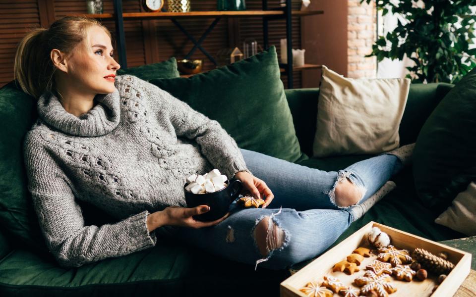 Sie müssen nicht arbeiten, haben kiloweise Mamas frisch gebackene Plätzchen im Haus, schlüpfen in bequeme Klamotten und machen einen Serien-Marathon auf Ihrer Couch. Klingt nach himmlischen Weihnachten, oder? (Bild: iStock / Vadym Petrochenko)