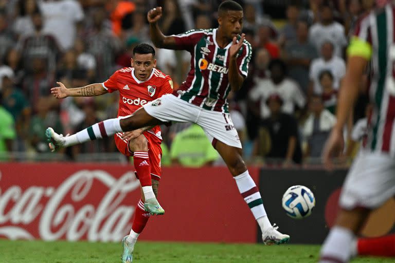 Esequiel Barco lucha por la pelota con Keno durante el partido por Copa Libertadores que disputaron Fluminense y River