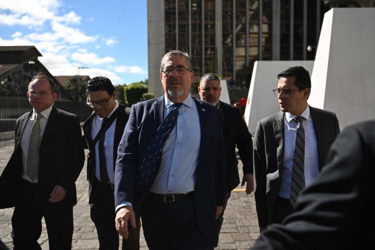 El presidente electo de Guatemala, Bernardo Arévalo, sale del tribunal tras solicitar acceso al expediente contra el partido Movimiento Semilla, en el Palacio de Justicia de Ciudad de Guatemala, el 12 de diciembre de 2023. El presidente electo de Guatemala, Bernardo Arévalo, afirma que el país se enfrenta a un 