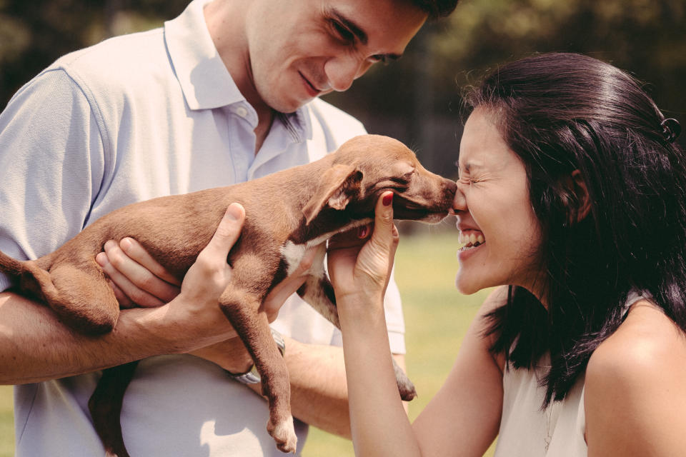 Setani gets a kiss on the nose from a puppy. (Photo: <a href="https://www.triadeimagem.com/" target="_blank">Triade Imagem</a>)