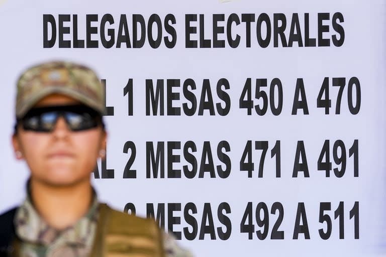 Un militar hace guardia frente a un puesto electoral en el Estadio Nacional, en Santiago de Chile