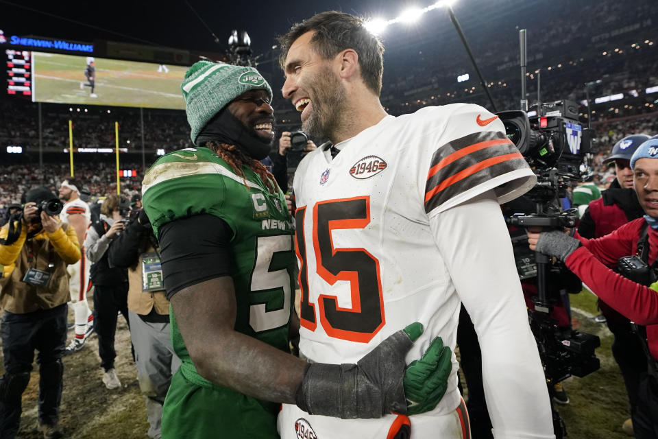 Cleveland Browns quarterback Joe Flacco greets New York Jets linebacker C.J. Mosley after the Browns win in an NFL football game Thursday, Dec. 28, 2023, in Cleveland. (AP Photo/Sue Ogrocki)