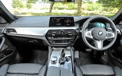 2017 BMW 5-series Touring dashboard 