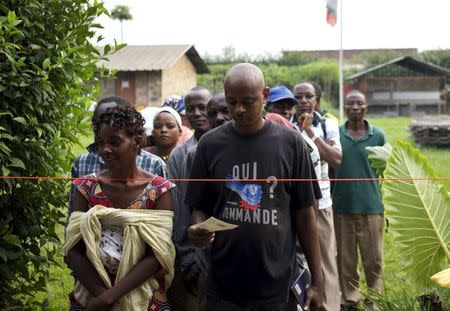 People queue to cast their votes at a polling station in Kinama neighbourhood during a parliamentary election near Bujumbura, in Burundi June 29, 2015. REUTERS/Paulo Nunes dos Santos