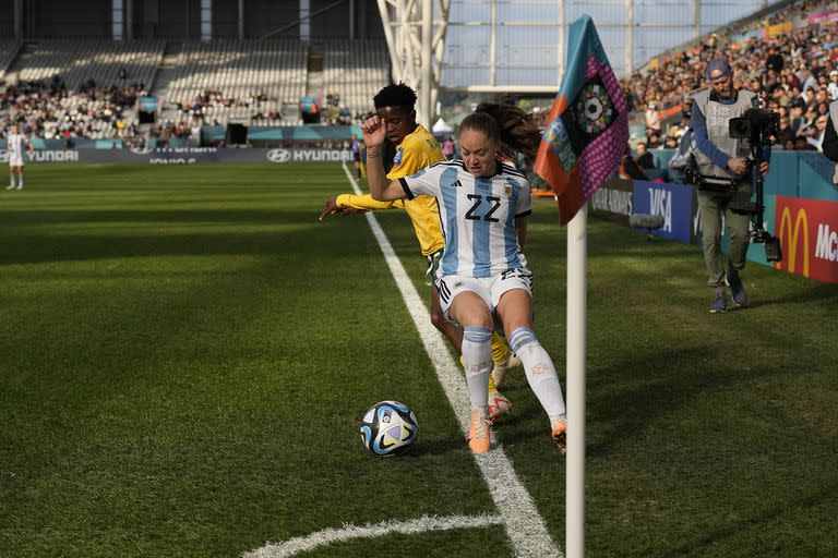 Estefania Banini resiste la carga de la sudafricana Ramalepe, en el empate 2-2 en Dunedin por el Mundial