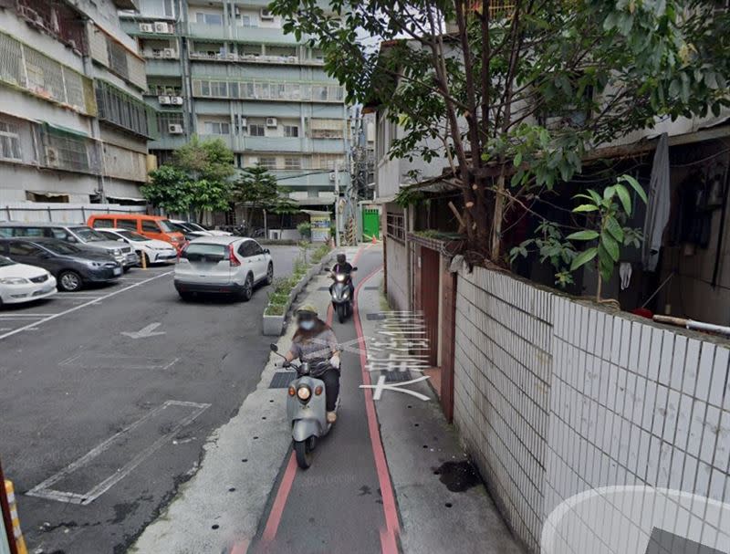 機車道最窄處兩邊都畫上了紅線。（圖／翻攝自Google Maps）