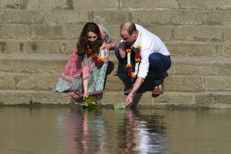 <p>Britain’s Prince William (R) and his wife Catherine visit the historic Banganga water tank in Mumbai on April 10, 2016. </p>