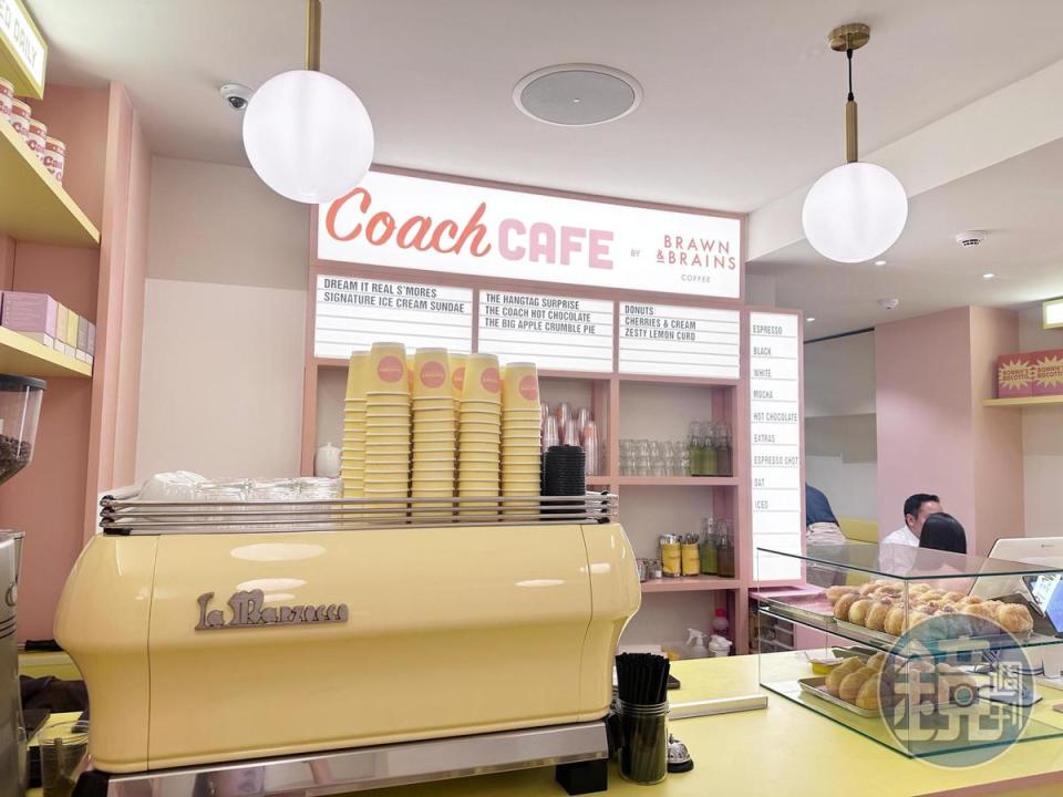 美式風格的點餐櫃檯，連外帶咖啡杯也是粉嫩色系。