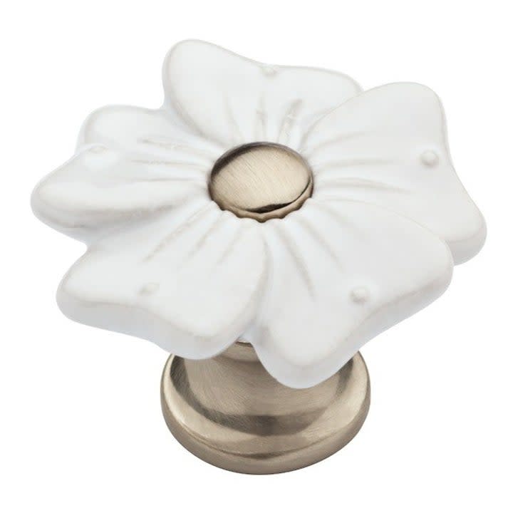 the floral knob with white petals