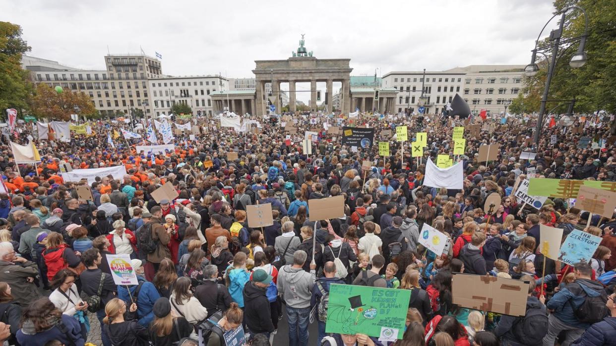 Teilnehmer der Fridays-for-Future-Demonstration stehen vor dem Brandenburger Tor. Nach Veranstaler-Angaben haben in Berlin rund 270.000 Menschen an den Protesten teilgenommen. Foto: Jörg Carstensen