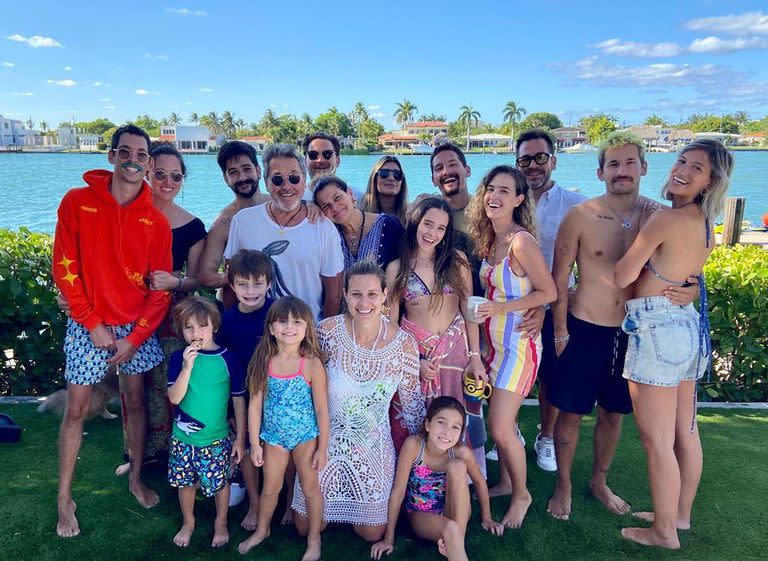 Ricardo Montaner posa junto a su familia en su increíble mansión de Miami, donde invitó a todos a pasar la cuarentena