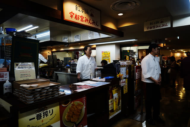 甚至在街道、旅客服務中心…等地， 還有宇都宮餃子地圖可以免費索取， 上頭可是標示著城市內的餃子名店哦！！ 如果，時間有限，且想省事的話，一次吃足的話， 這樣的餃子一條街，也是很棒的選擇哦！！ ………………………………………….吃喝玩樂，沒有終點