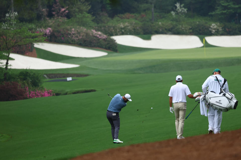 Jon Rahm da forma a su segundo tiro en el hoyo 13 de Augusta National en The Masters.  (Mike Segar/Reuters)