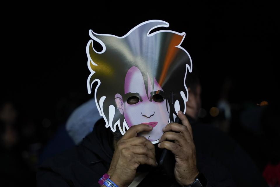 Un fan con una máscara de Robert Smith de The Cure durante el concierto de la banda en el festival Corona Capital en la Ciudad de México, el domingo 19 de noviembre de 2023. (Foto AP/Aurea Del Rosario)