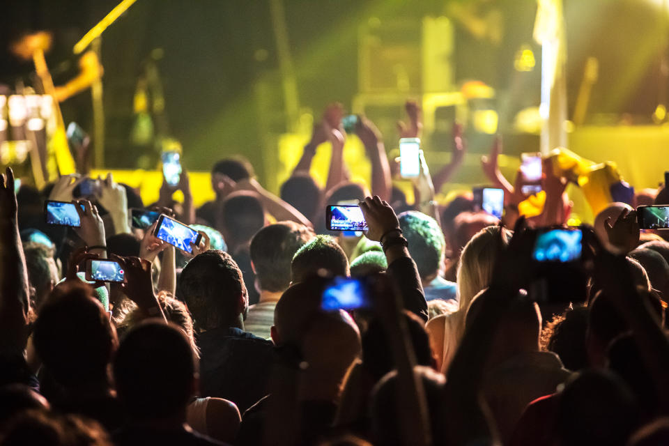 Die meisten Konzertbesucher nehmen die Shows nur noch durchs Handy-Display wahr (Symbolbild: Getty Images) 