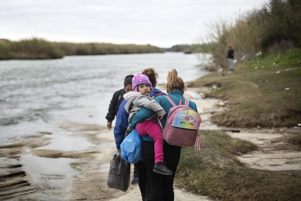 A family of migrants approaches the Rio Grande from Cohauila, Mexico