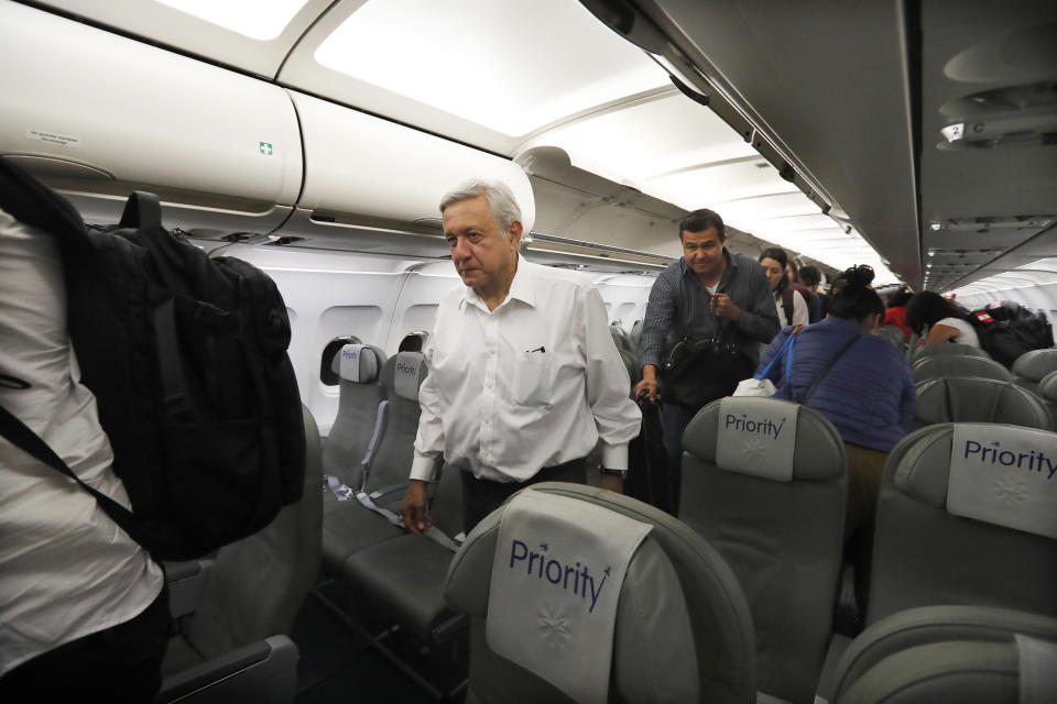 ARCHIVO - El presidente mexicano, Andrés Manuel López Obrador, desciende del avión después de viajar en clase económica en un vuelo comercial de Guadalajara a Ciudad de México, el 9 de marzo de 2019. (Foto AP/Marco Ugarte, Archivo)