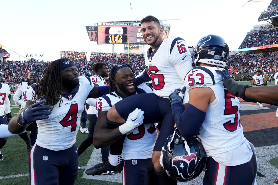 Matt Ammendola gets a hero's sendoff from his Texans teammates after delivering the game-winning kick against the Bengals. (Dylan Buell/Getty Images)