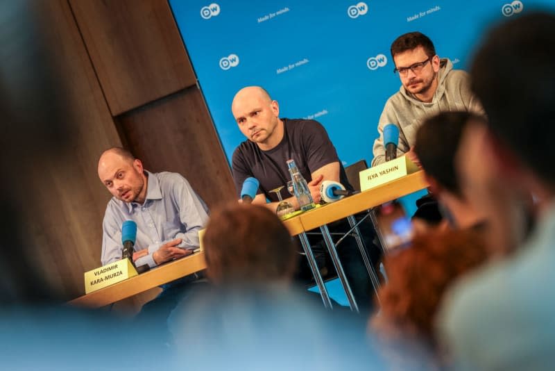 (L-R) Former Russian prisoners Vladimir Kara-Mursa, Andrei Pivovarov and Ilya Yashin attend a press conference after the large-scale prisoner exchange between Russia and several Western countries. Christoph Reichwein/dpa