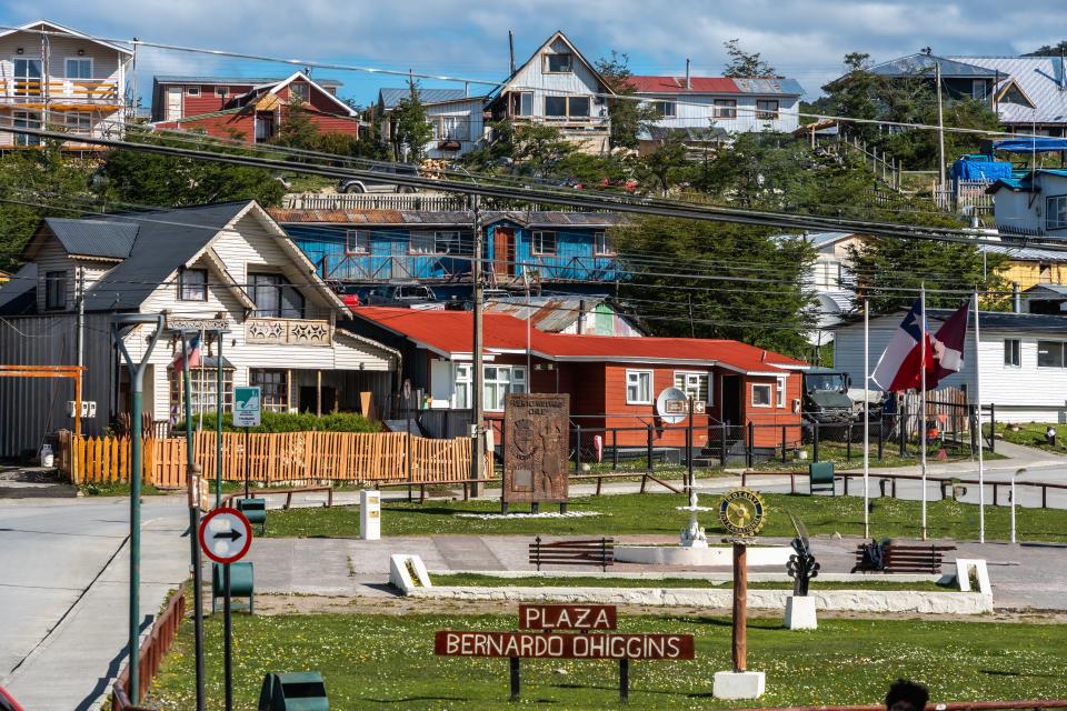 centro de Puerto Williams & # 39;  Los restaurantes familiares son perfectos para empanadas de cangrejo real y pescado local a la parrilla —  Todo regado con un pisco sour.