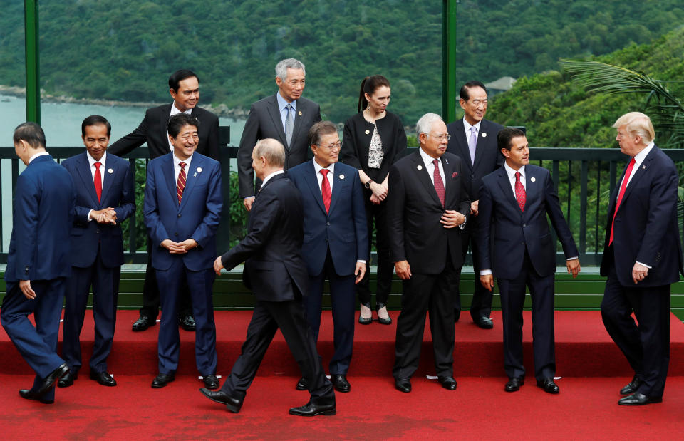 <p>Leaders attend the family photo session at the APEC Summit in Danang, Vietnam, Nov. 11, 2017. (Top L-R) Thailand’s Prime Minister Prayuth Chan-ocha, Singapore’s Prime Minister Lee Hsien Loong, New Zealand’s Prime Minister Jacinda Ardern, Taiwan’s representative James Soong, (bottom L-R) Vietnam’s President Tran Dai Quang, Indonesia’s President Joko Widodo, Japan’s Prime Minister Shinzo Abe, Russia’s President Vladimir Putin, South Korea’s President Moon Jae-in, Malaysia’s Prime Minister Najib Razak, Mexico’s President Enrique Pena Nieto, President Donald Trump. (Photo: Jorge Silva/Reuters) </p>