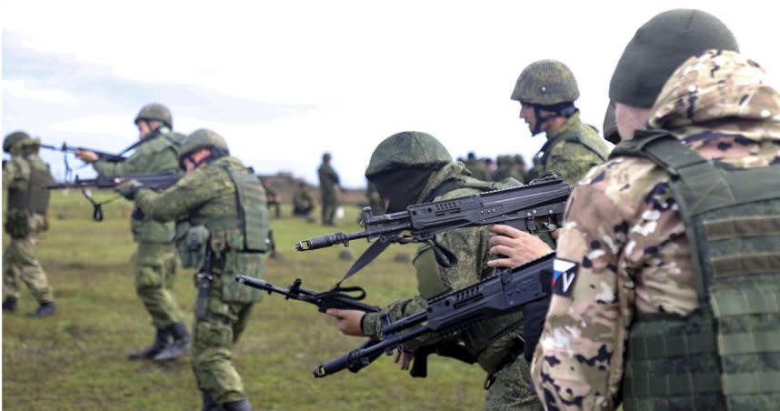 自2023年起，俄國中學生必須在畢業前2年接受140個小時的軍事訓練必修課程。（示意圖／達志／美聯社）