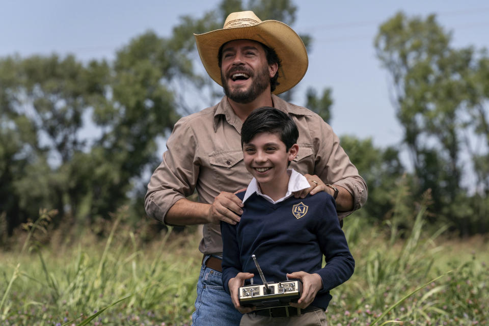 En esta imagen proporcionada por Focus Features Juan Pablo Espinosa, izquierda, e Ian Inigo en una escena de "Half Brothers". (John Golden Britt/Focus Features via AP)