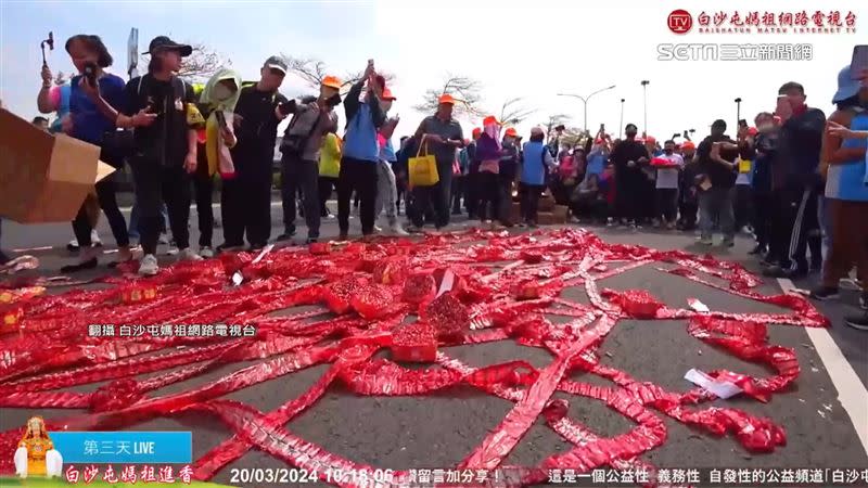 地上擺放超長鞭炮，遭廟方人員禁止。