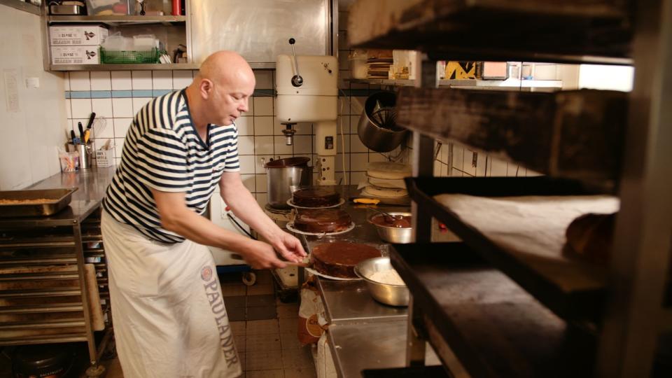 Ralf Schnoor ist heute immer noch Gastronom und kreiert die Torten in seinem Café selbst. (Bild: ZDF/Marc Nordbruch)