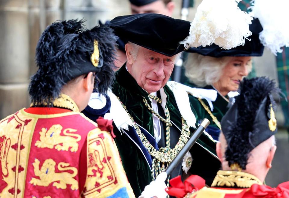 El rey Carlos III y la reina Camilla tras el servicio religioso en la  Catedral de St. Giles, Edimburgo, para la ceremonia que hace oficial el ingreso de la reina Camilla en la Orden del Cardo