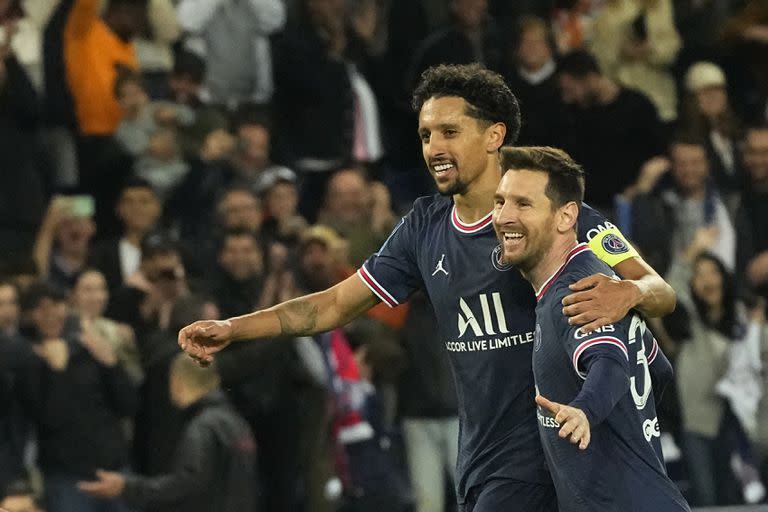 Marquinhos celebra un gol junto a Messi, cuando fueron compañeros en PSG. El capitán sigue en el club