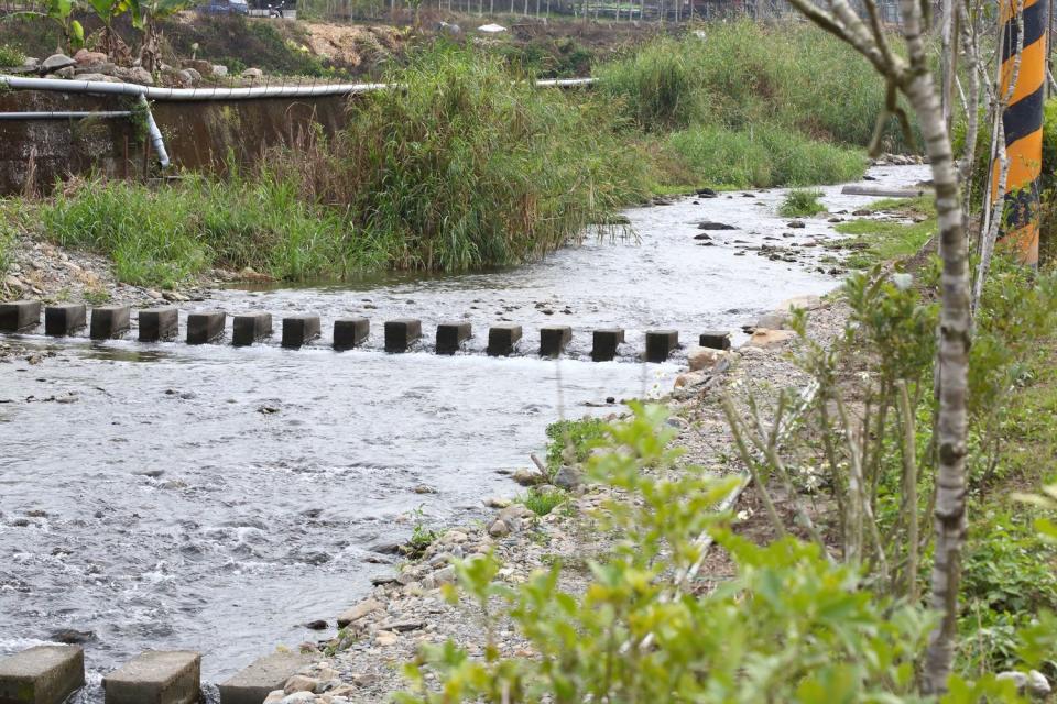 木屐蘭溪彼岸是以活水養殖的漁產區。   神農山莊/提供