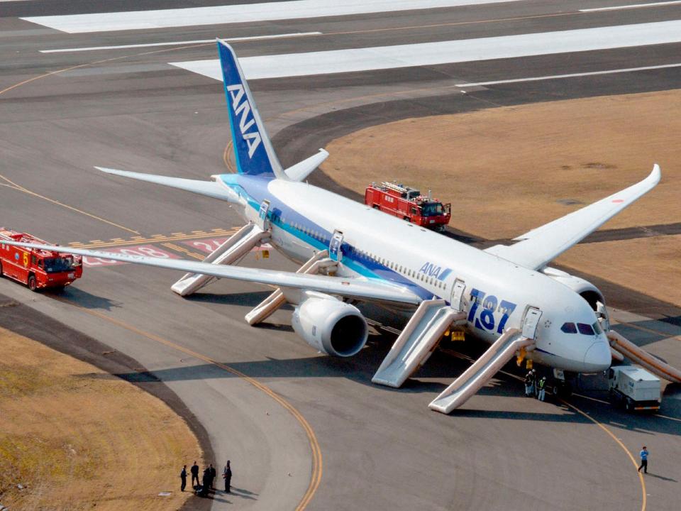 Boeing 787 Dreamliner emergency landing.