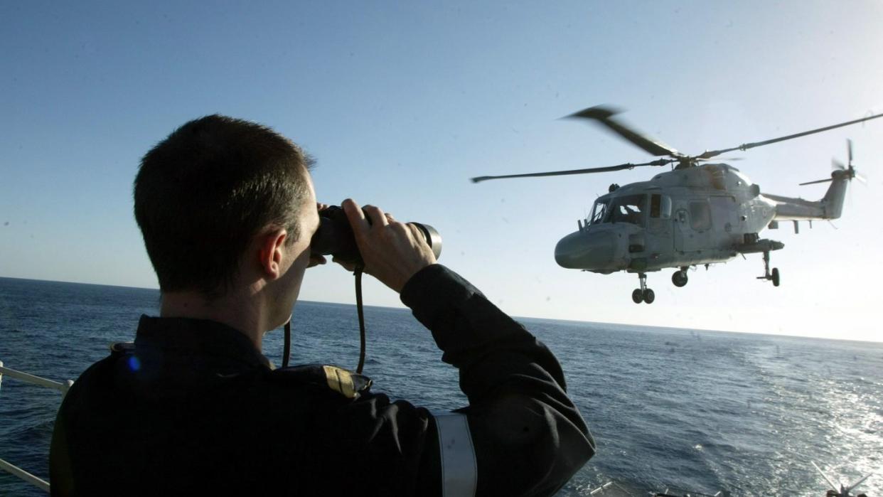 Ein Hubschrauber der französischen Marine hebt von der Fregatte «Tourville» auf dem Roten Meer ab.