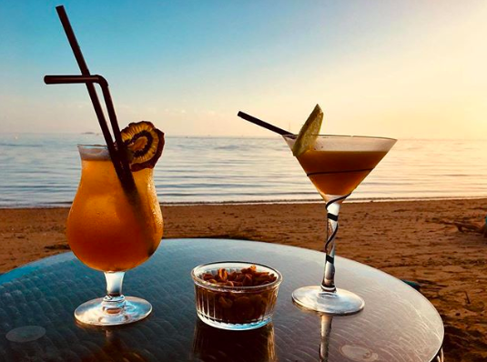 Where there is good food, there is good drinks! Photo: Instagram @melodyroux via @NewCaledoniaTourism