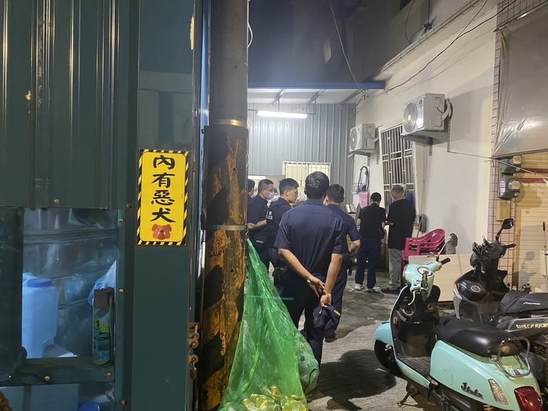 高雄鐵皮屋藏職業賭場  逾50人趁端午聚賭遭逮 高雄市大社區一處鐵皮屋隱藏膠質天九牌職業賭場， 黃姓屋主在門口張貼「內有惡犬」貼紙，企圖使人難 以靠近，警方掌握相關情資，10日逮捕曾姓負責人、 呂姓把風人員、黃姓屋主及55名賭客。 （高雄市警察局仁武分局提供） 中央社記者張已亷傳真  113年6月10日 