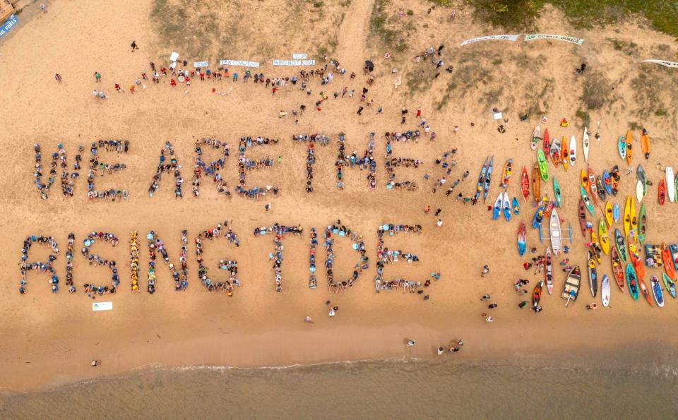 <strong>澳洲環保團體發起佔領紐卡斯爾港的抗議活動。（圖／翻攝自X@RisingTideAus）</strong>