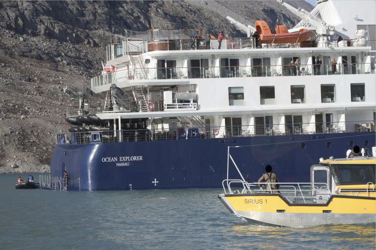 Una vista del Ocean Explorer, un crucero noruego con bandera de las Bahamas con 206 pasajeros y tripulantes, que encalló en el noroeste de Groenlandia el martes 12 de septiembre de 2023. 