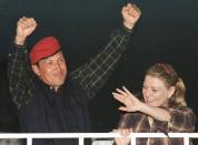La pareja durante la campaña presidencial de Chávez en 1998. Chávez se casó con Marisabel luego de su matrimonio con Nancy Colmenares y una supuesta relación paralela con la historiadora Herma Marksman. AP Photo/Timothy Padek