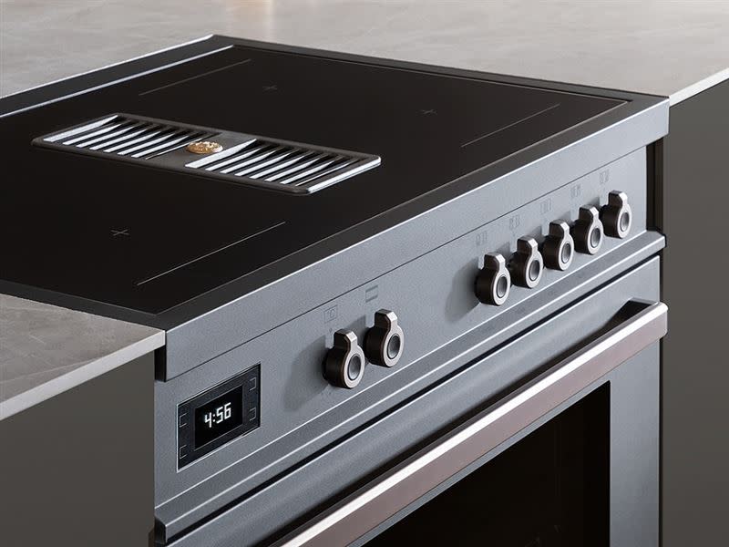 Air-Tec爐連烤創新的同時將感應爐、檯面式抽油煙機及烤箱整合於一機。（圖／品牌業者提供）