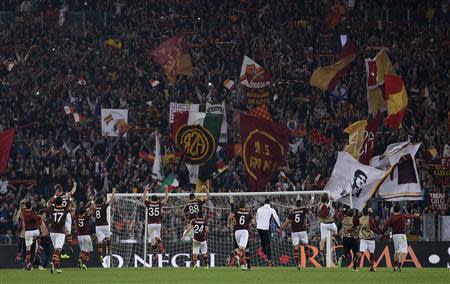 AS Roma's players celebrate at the end of their Italian Serie A soccer match against Chievo Verona at the Olympic stadium in Rome October 31, 2013. REUTERS/Max Rossi