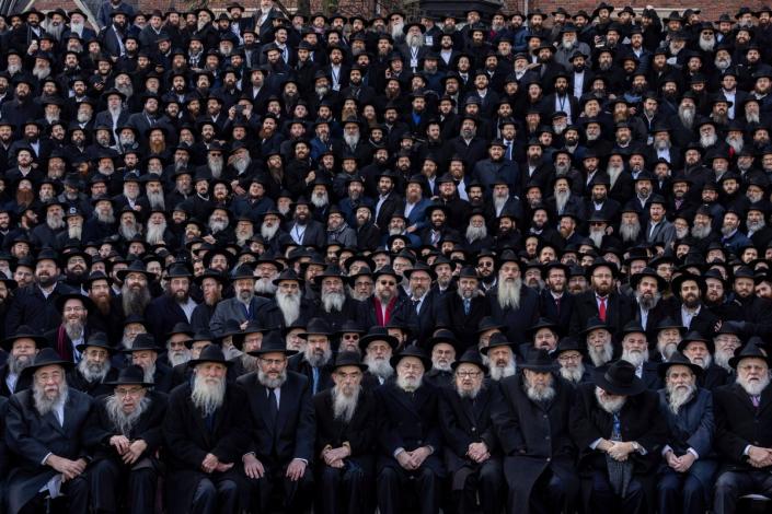 Thousands of Chabad-Lubavitch rabbis pose for a ‘class picture’ outside of Chabad World Headquarters in New York (Adam Gray/SWNS)