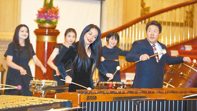 朱宗慶打擊樂團1日舉行35周年記者會，團員現場演奏作曲家洪千惠的作品《聚擊》。（張鎧乙攝）