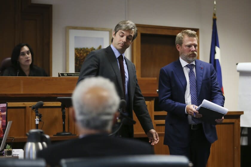 Los abogados Andino Reynal, izquierda, y Wesley Ball, derecha, hablan con el juez durante los argumentos finales de un juicio contra Alex Jones el viernes 5 de agosto de 2022 en la corte del condado Travis, en Austin, Texas. (Briana Sanchez/Austin American-Statesman vía AP, Pool)