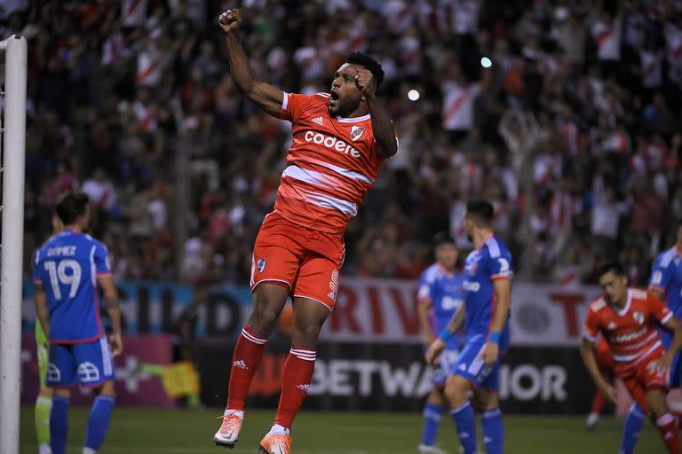 El salto de Borja en el festejo de su gol: fue el 2-2 de River