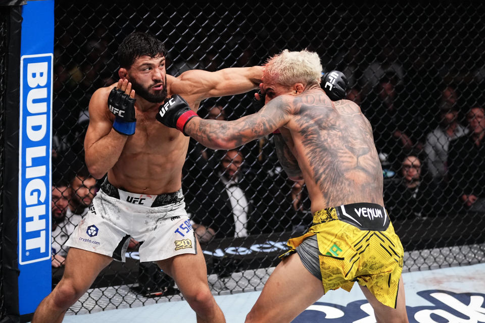 Arman Tsarukyan (short blanco) y Charles Oliveira (short amarillo) protagonizaron una de las peleas más atractivas en el programa d ela UFC 300.  (Foto: Jeff Bottari/Zuffa LLC via Getty Images)