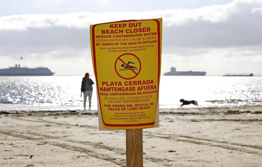 LONG BEACH-CA-DECEMBER 31, 2021: A beach closed sign is posted to inform the public of sewage contaminated water at Rosie's Dog Beach in Long Beach on Friday, December 31, 2021. (Christina House / Los Angeles Times)