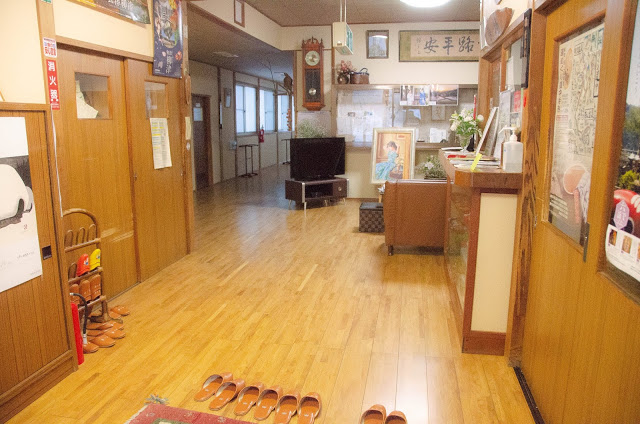旅館一進門的大廳，其實比較像一般人住家，但儘管是老屋，但日本的房子裡面幾乎都是乾乾淨淨。